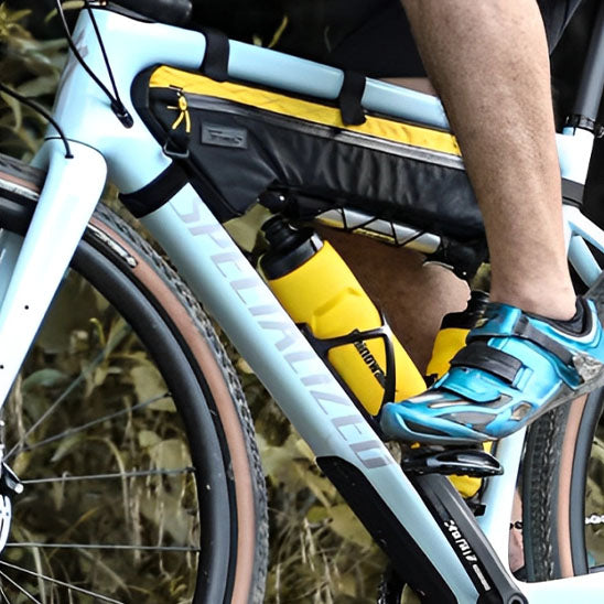 Sacoche cadre velo avec soulier bleu pedalant