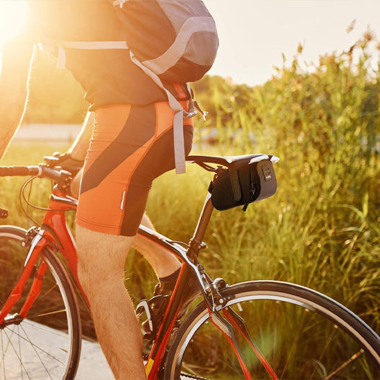 sacoche de selle sur velo dans champs soleil
