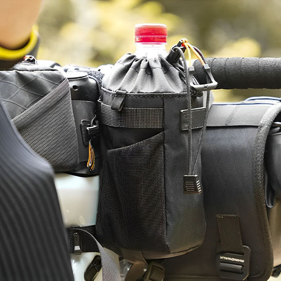 sacoche velo guidon avec autre sac arriere plan