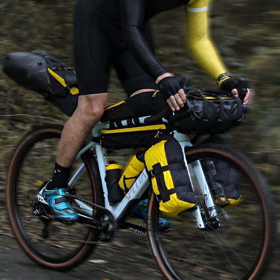 sac velo jaune sur velo blanc action