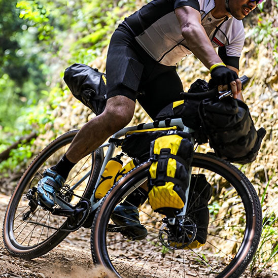 sac velo sur velo devalant montagne